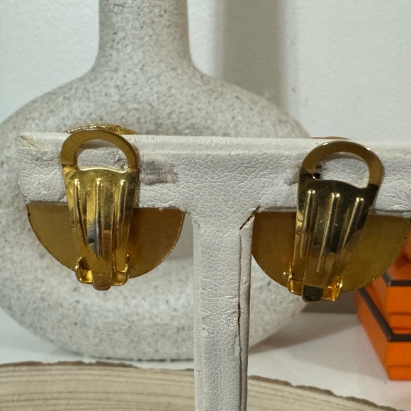 Vintage Bijoux Cascio Gold Tone Round Clip On Earrings - Picture 2 of 4